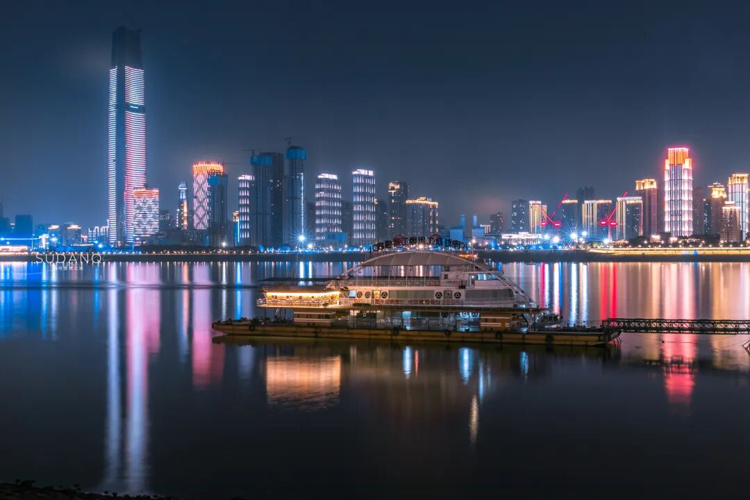 武汉夜色称得上是“独一无二”:汉口江滩璀璨夺目,有历史有风光__凤凰网