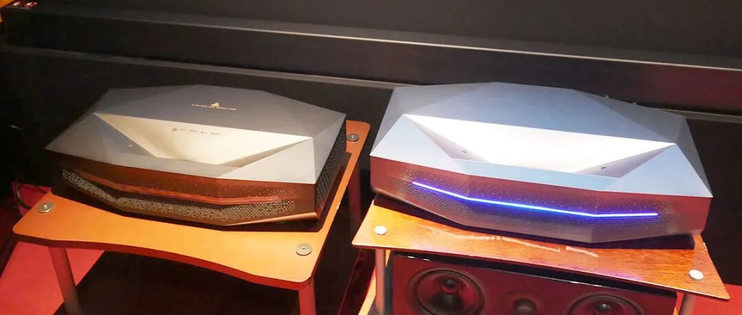 画像:左が弟モデルの「Aetherion Pro」、右が上位モデルの「Aetherion Max」