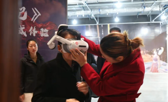图为游客进行VR体验